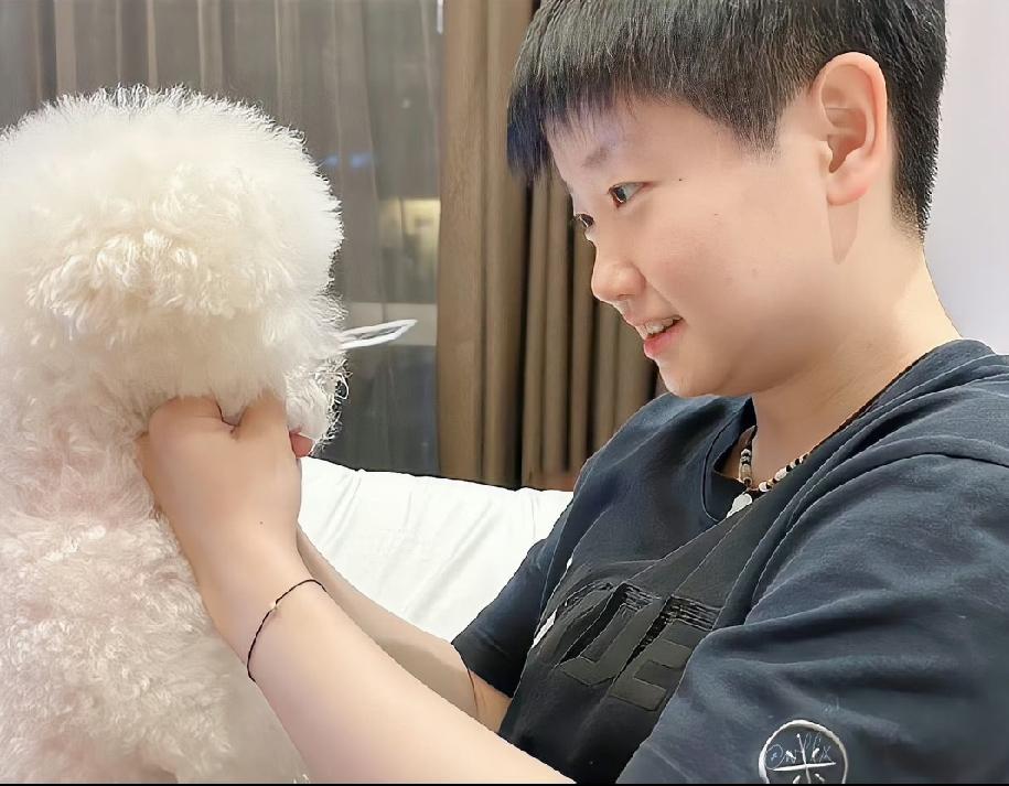 两大可爱多同框啦✨莎莎温柔逗着毛茸茸的小狗，笑容软软的。赛场之外卸下紧张，这