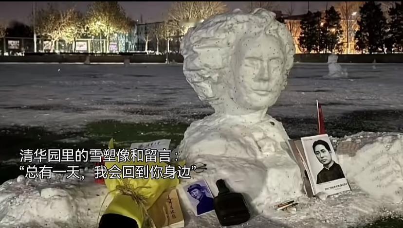 清华校园这一幕太感人了，有学生留言，总有一天，我会回到你的身边。旁边的鲜花、文集