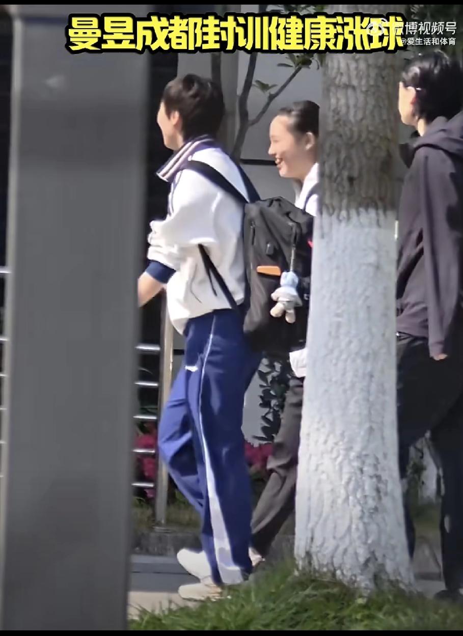 终于见到封训中的曼昱和陈熠了[赞]，曼昱和陈熠、徐弈三姐妹形影不离，训练结束的