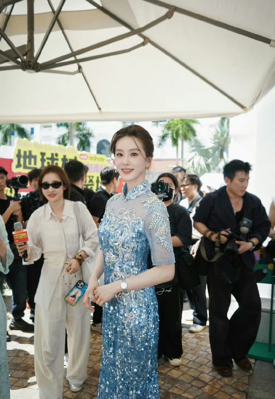 刘诗诗越南活动美出国了姐好一件国宝级青花瓷刘诗诗