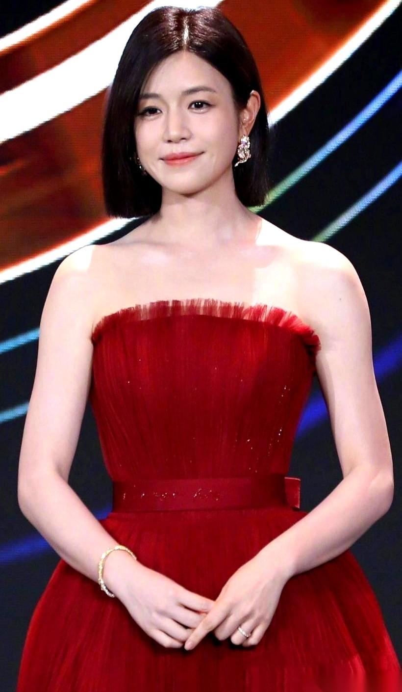 朋友在剧组，说陈妍希为了个新角色，硬是瘦了10斤。听完我心里咯噔一下。尤其是