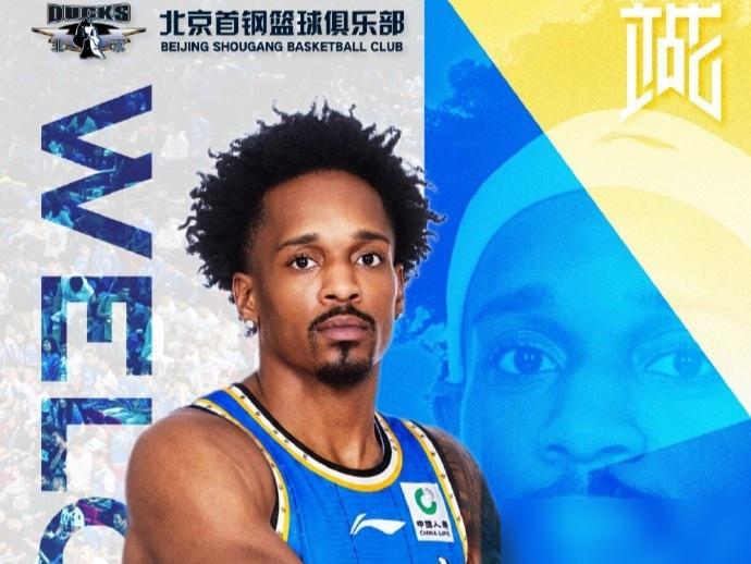 北京男篮砸钱买遍半个联盟，结果曾凡博连对抗都打不了。夏季联赛他全程跟着练，就是不进比赛名单。镜头扫过