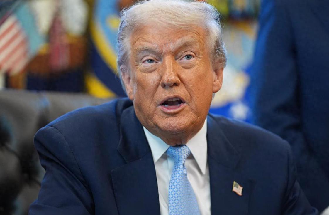 特朗普被自己人耍了？一脚踩进台湾问题的深坑！涉台法案强行落地，黄仁勋交底：美对华