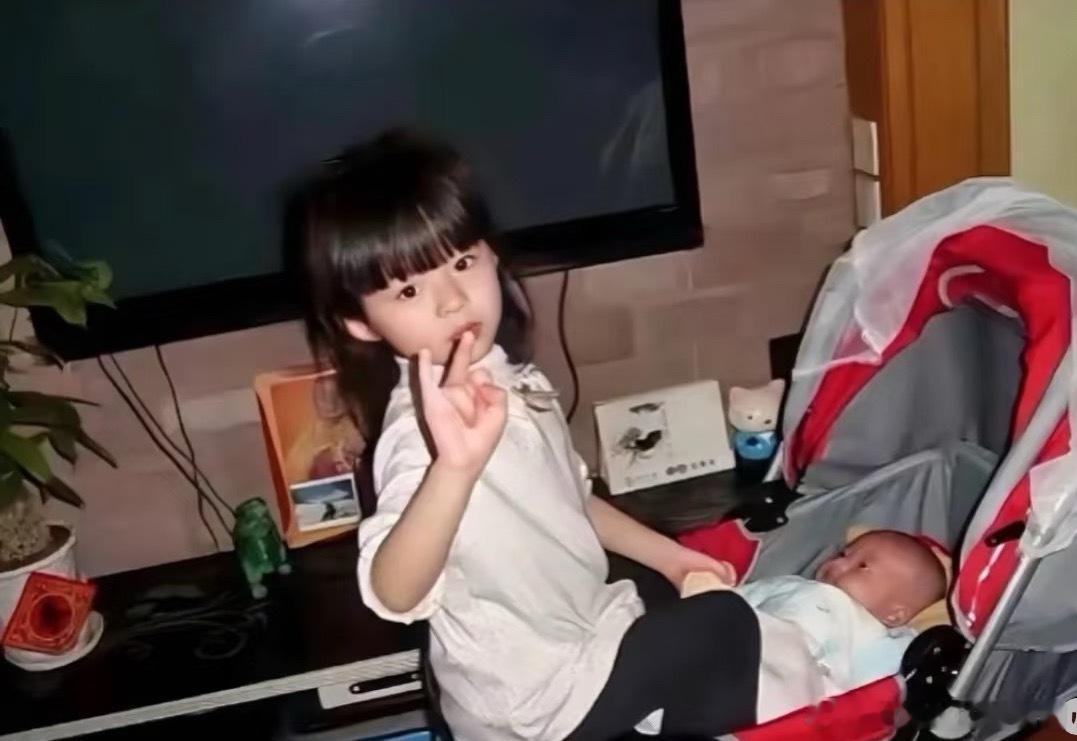 黄杨钿甜原来是跟奶奶姓呀黄杨钿甜姓黄，而她的父亲姓杨，母亲姓司，据了解她是跟着奶