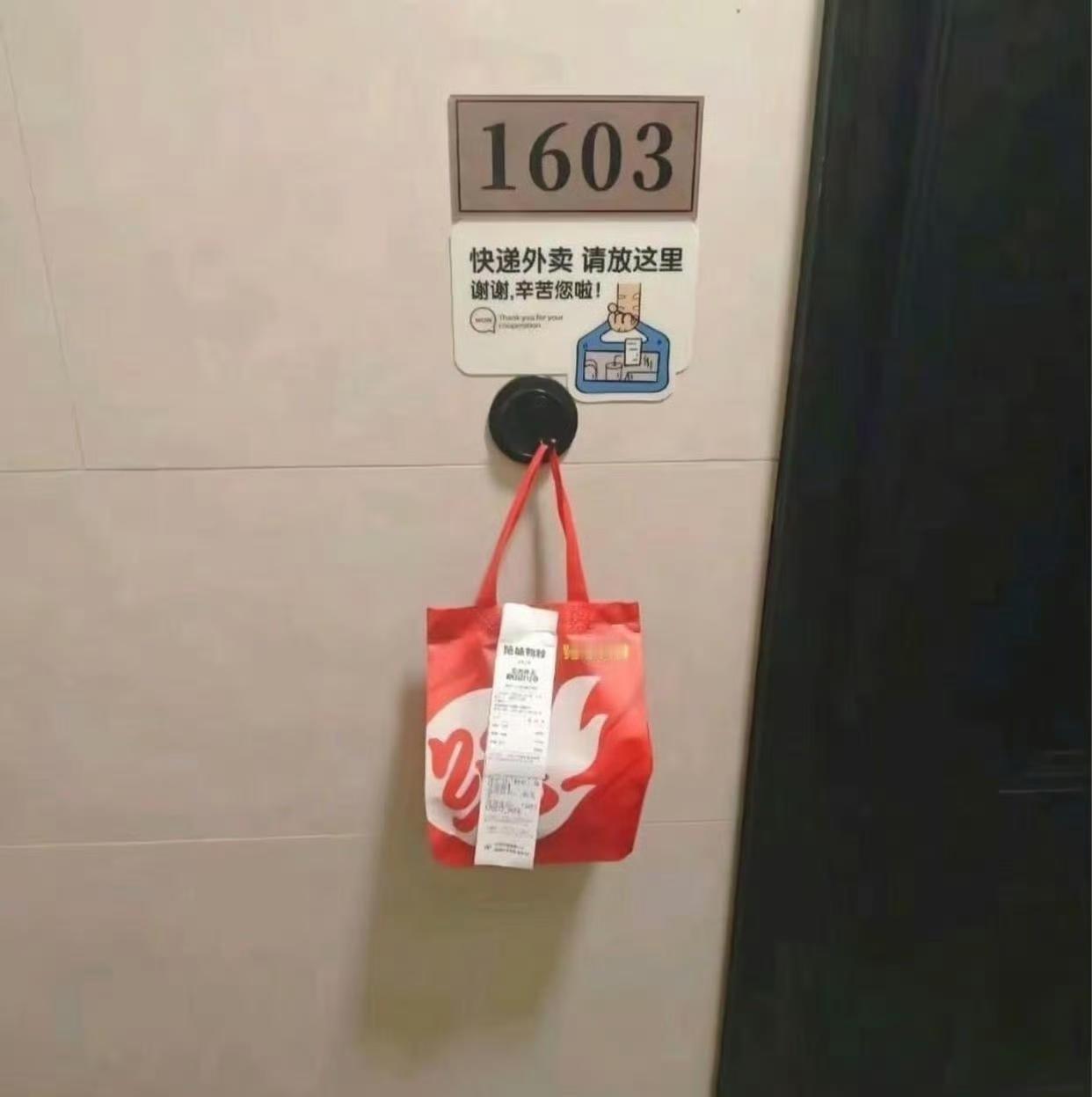 同样是收快递，差距咋这么大呢？