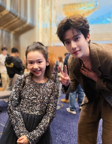 9岁集邮半个内娱，杨幂整理碎发白鹿回礼签名…这追星运酸得我连夜投胎都赶不上​​