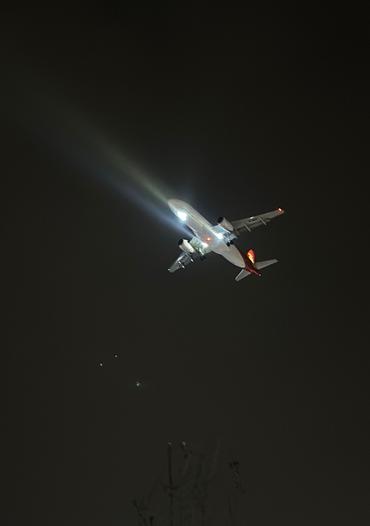 凌晨三点，兰州天空被一架不断画圈的飞机撕裂宁静。市民被吵得无法入睡，却不知道