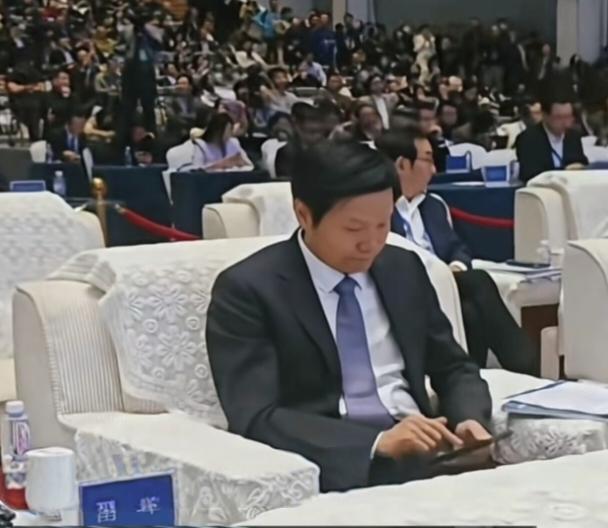 雷军为了挽回口碑，可以这样做。1，尽可能减少曝光率，起码今年之内不要发表任何的