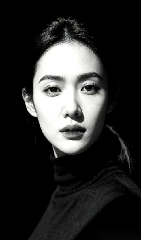 我发现身边那些越活越“贵”的女人，身上都有一个反常识的特点：话越来越少，朋友圈