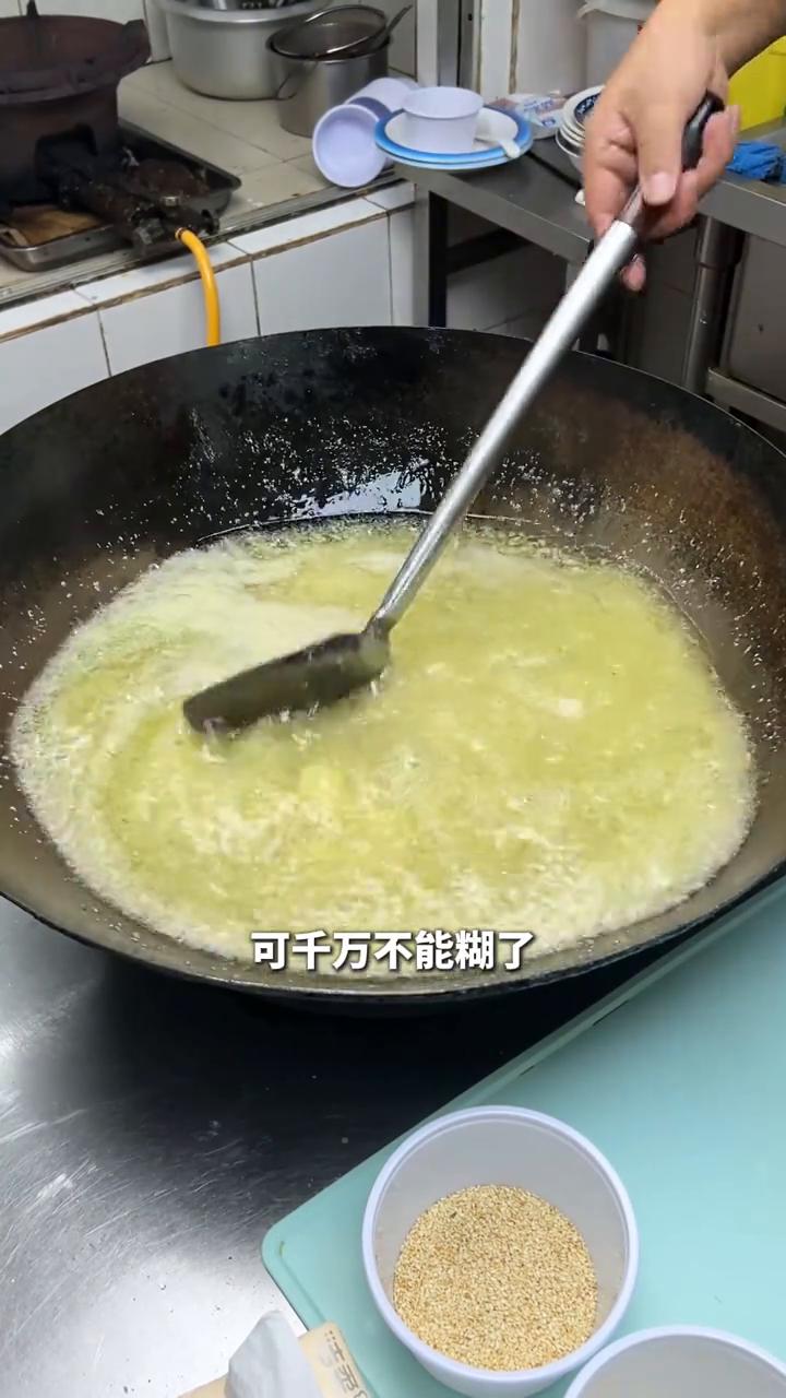 福建馄饨秘制料油，火遍大江南北的秘密。这个叫黑葱油，是福建馄饨火遍大江南北的秘