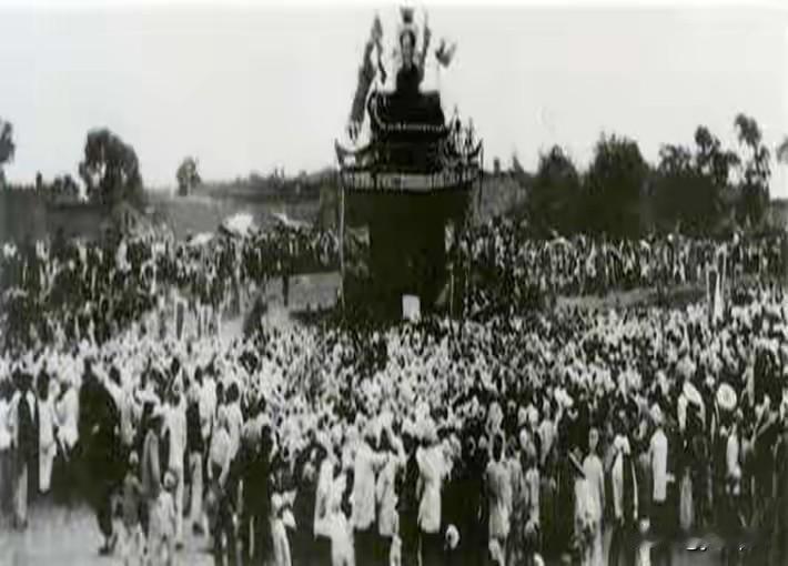 1949年上海街头，一个人推着一小车纸币，连一斤糙米都换不来。黄浦江边的公馆里，