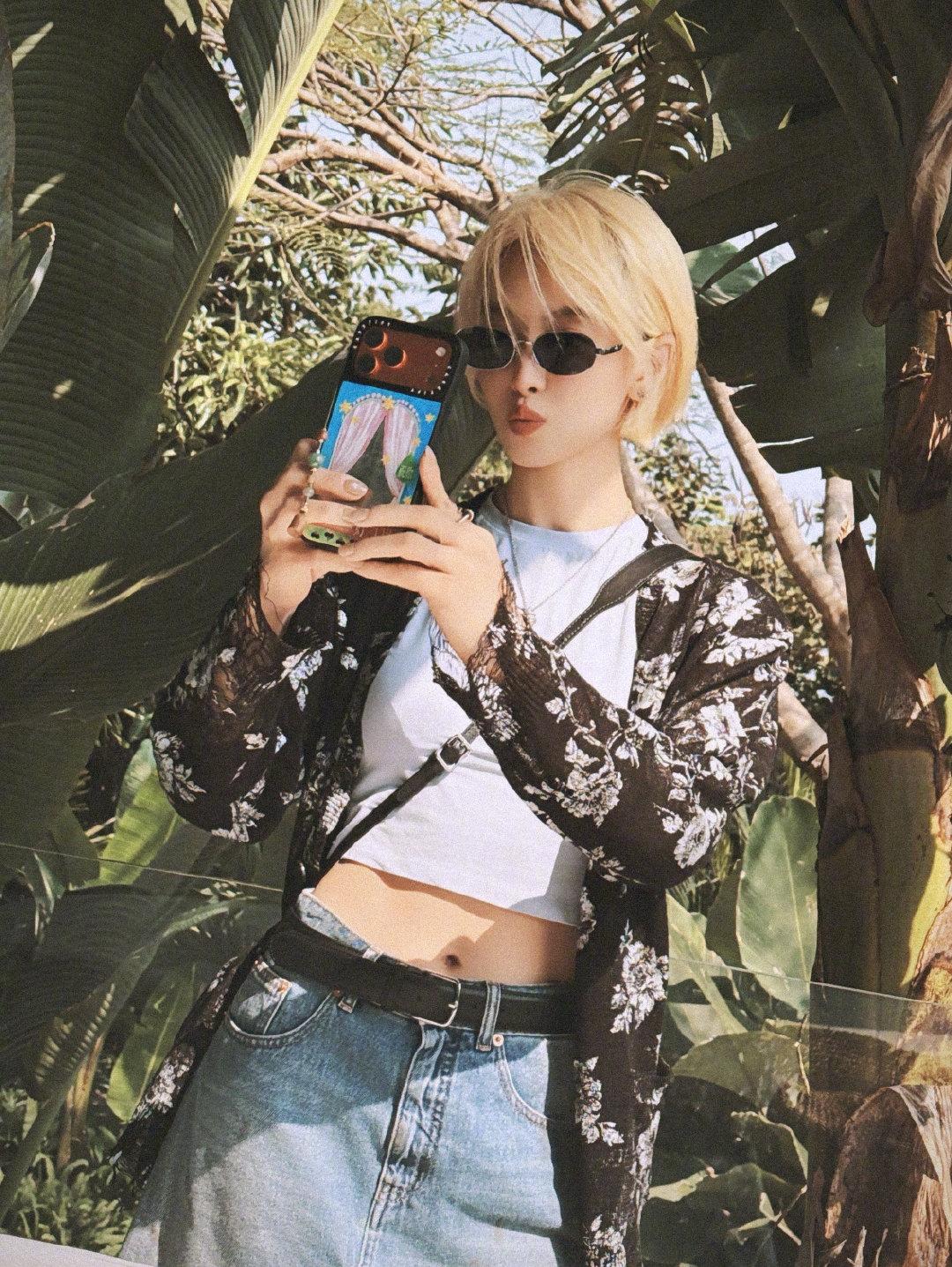 宋茜晒小金毛造型哇，好时髦！美得认不出这样的造型很适合旅行哦无论去到哪里