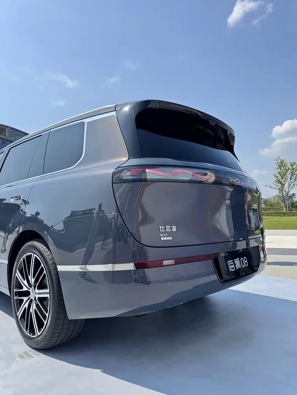 比亚迪海狮082026年9月上市，定位中大型旗舰SUV。整车尺寸5115mm×
