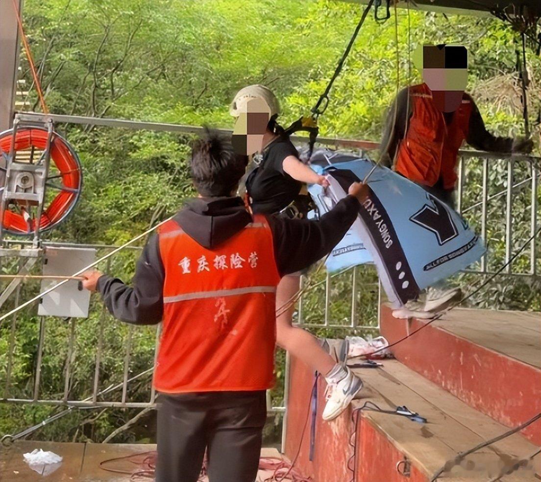 女子秋千坠亡事发地瀑布落差168米我去，坠亡的这位16岁女孩是宋亚轩粉丝，手上抓