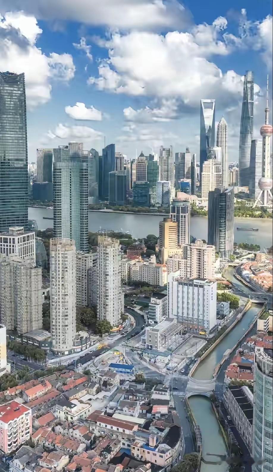 上海的摩天大楼很多，但是和美国大城市的城建比起来总感觉差一点！