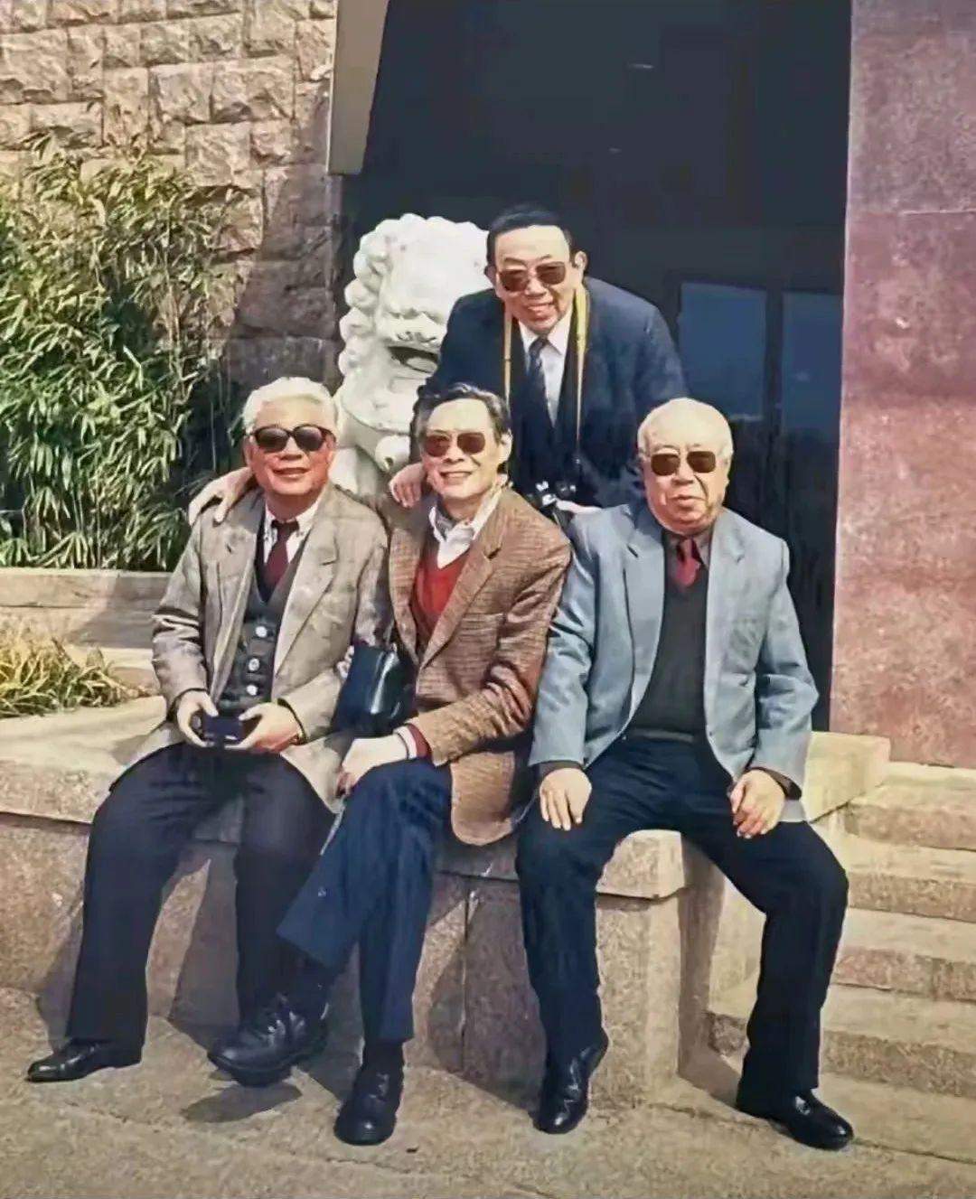 四位戴着墨镜的老戏骨同框：我一眼就认出了后排脖挂相机、满面春风的程之，前排认出了