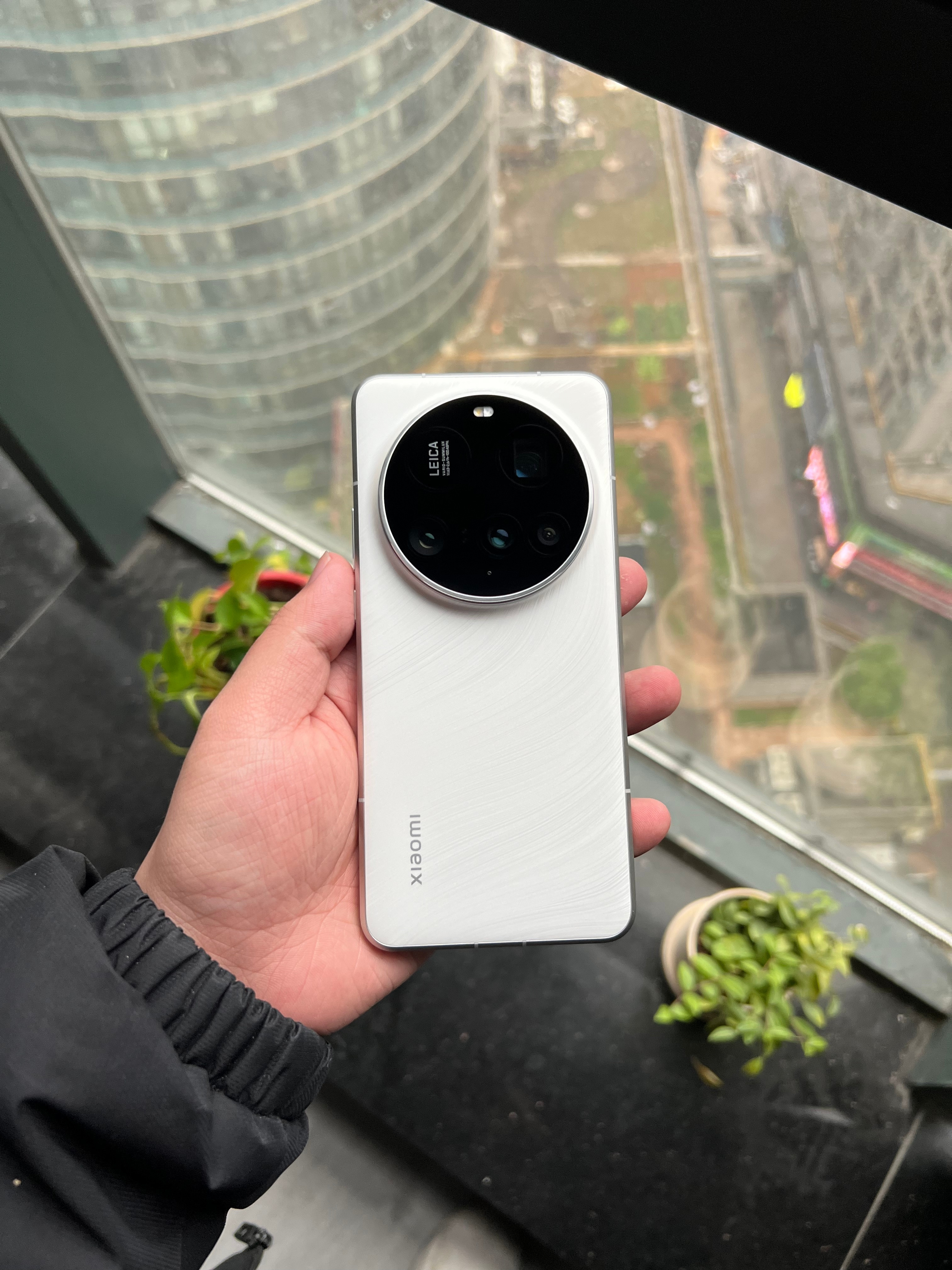 小米15Ultra16+512G白色，屏幕轻微划痕，外壳完好，电池效率99