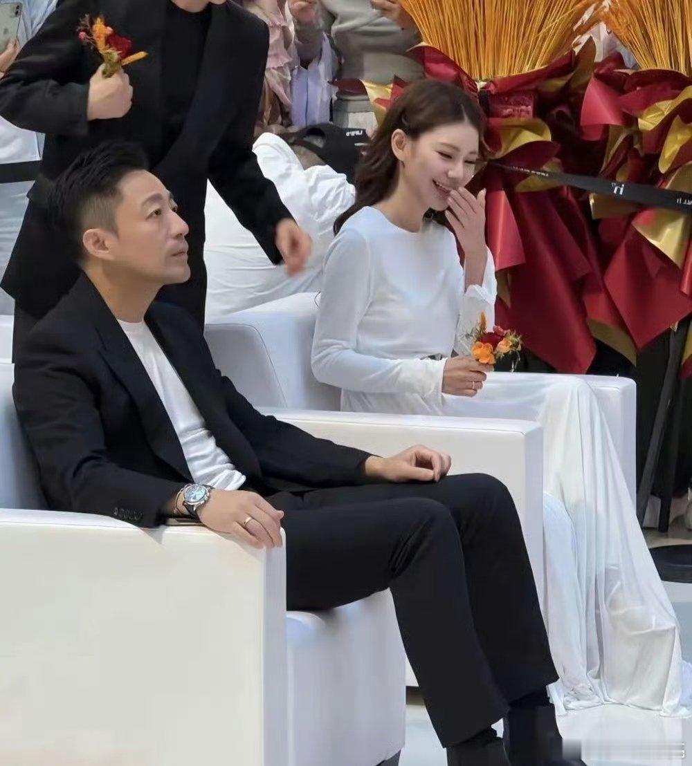 看了马筱梅，终于知道什么叫“钱气养人”，这不是变装，是活脱脱的蜕变！我怀疑她老公