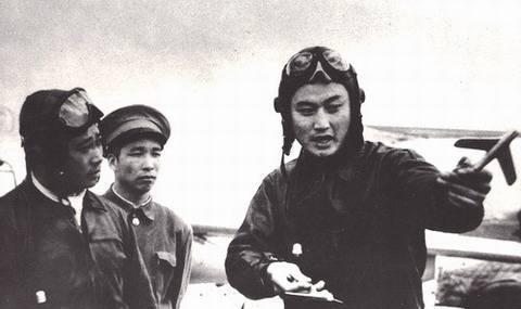 1951年，刘玉堤驾驶米格-15执行完任务返航，飞机刚钻出云层，他下意识朝下方瞟