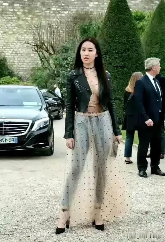 刘亦菲这个审美真的很难评这是什么穿搭​