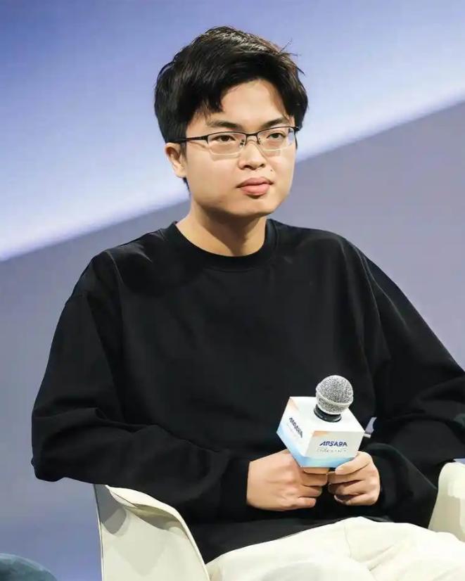 我看了Kimi创始人杨植麟的访谈，说实话最大感受是：这一代的AI新贵，身