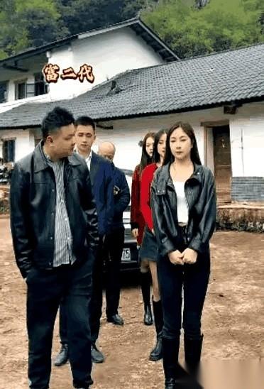 说现在的女孩现实，只看钱。我以前也觉得特俗。后来才想明白，那哪是看钱啊，那是