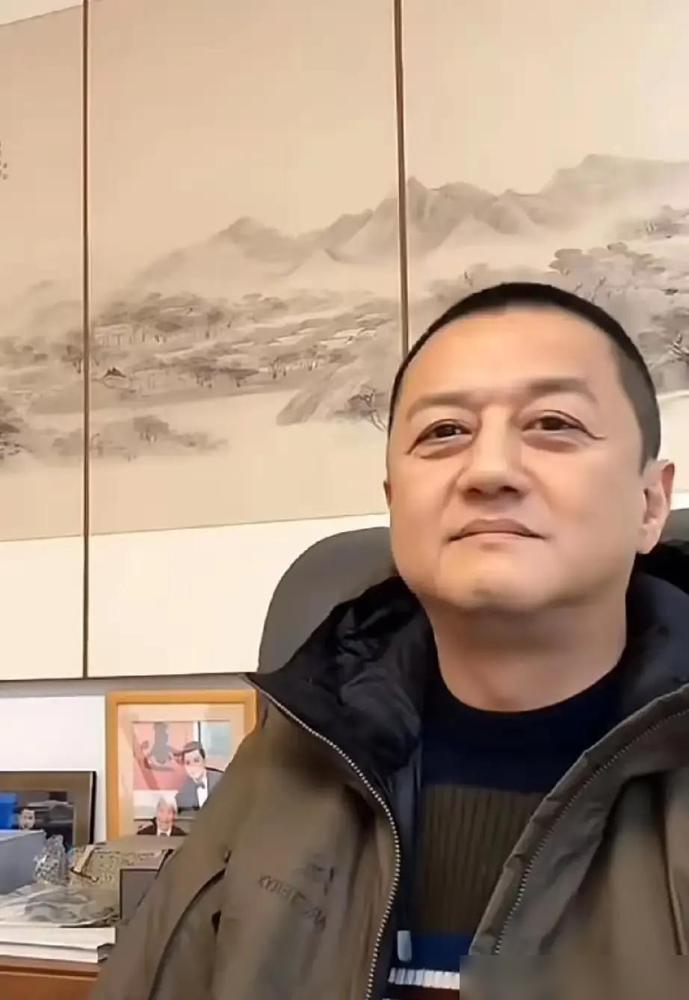 王菲被喊话出来挺李亚鹏，热搜挂了一整天。​我刷到的时候都愣了。​这场景真