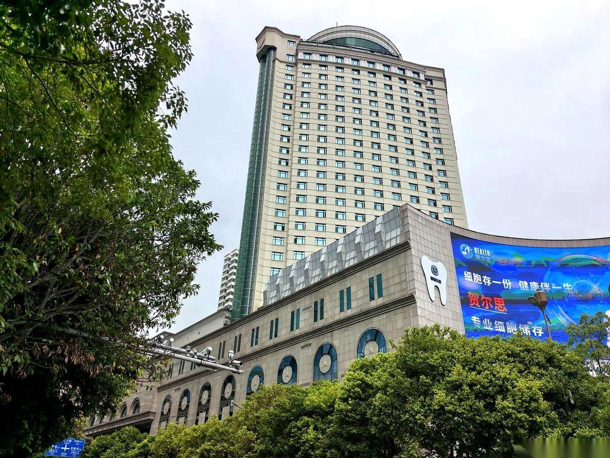 提起昆明盘龙江边的中维天恒大酒店，这块1999年建成的国营五星级招牌，听着四平八