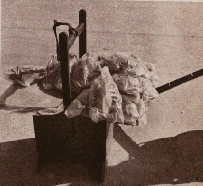 抗战时期，我国北方火车站就已经有塑料袋装的烧鸡卖了？日本人在1940年拍摄的照片