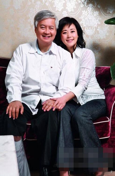 专门玩大忽悠的人，连请客吃饭这样的事，也能把别人玩的团团转。洪晃年轻时在美国