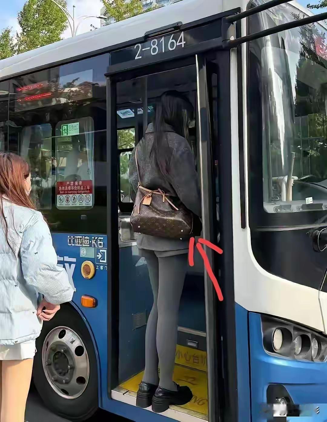 别再用“背LV挤公交”判断女孩虚荣或包是假货了！这根本不是虚荣，而是现在年轻人