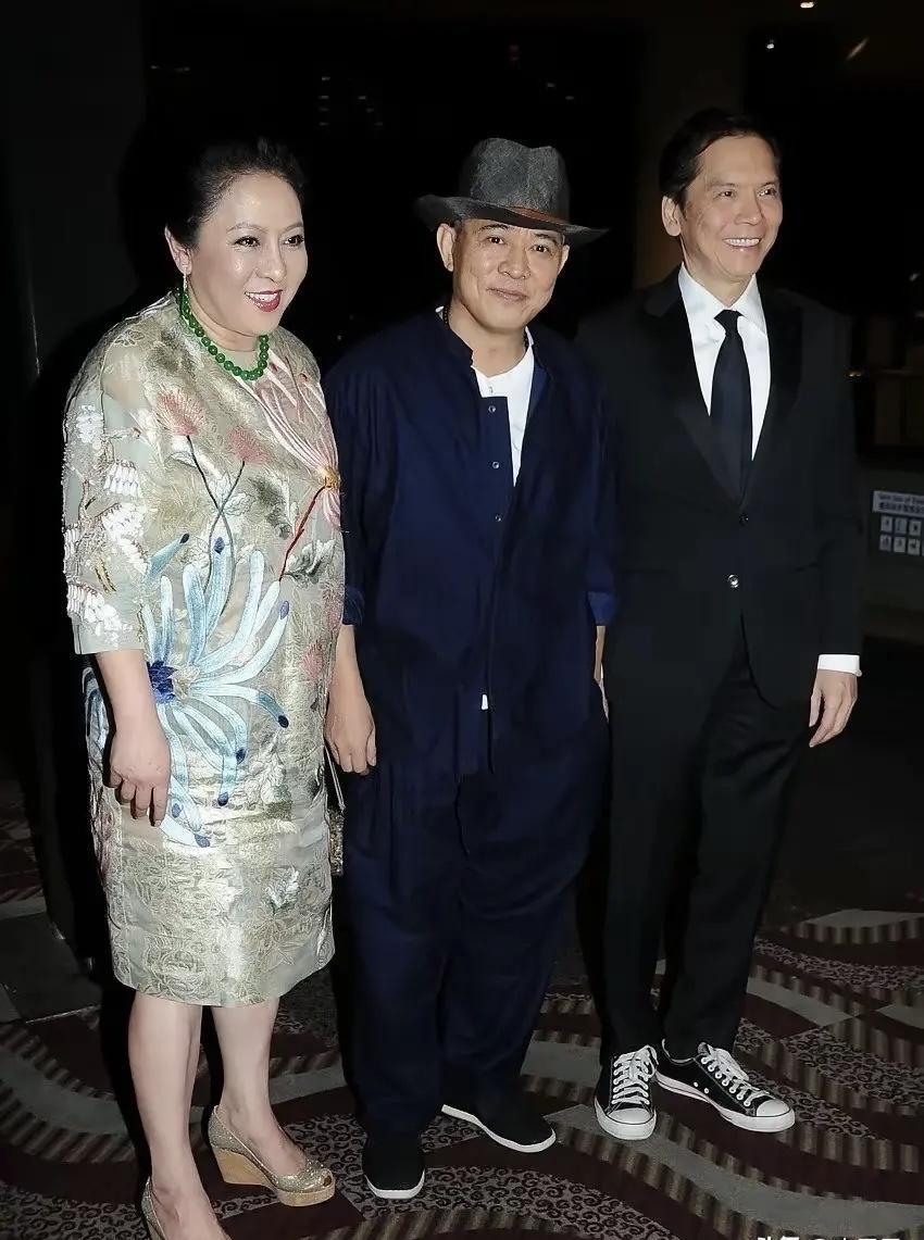 李连杰的旧照，他与向华强、陈岚夫妇参加活动时，三人站在一起合影的画面。李连杰