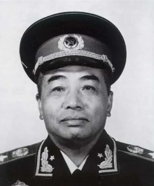 1956年，彭德怀到青海格尔木视察当地的兵站。这一天半夜，彭总亲自去检查哨位。他