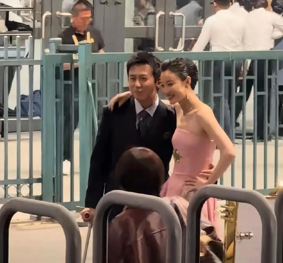 家人们谁懂啊！邓超这表情简直是“暗爽界天花板”与“心虚派掌门人”的完美融合！瞧他