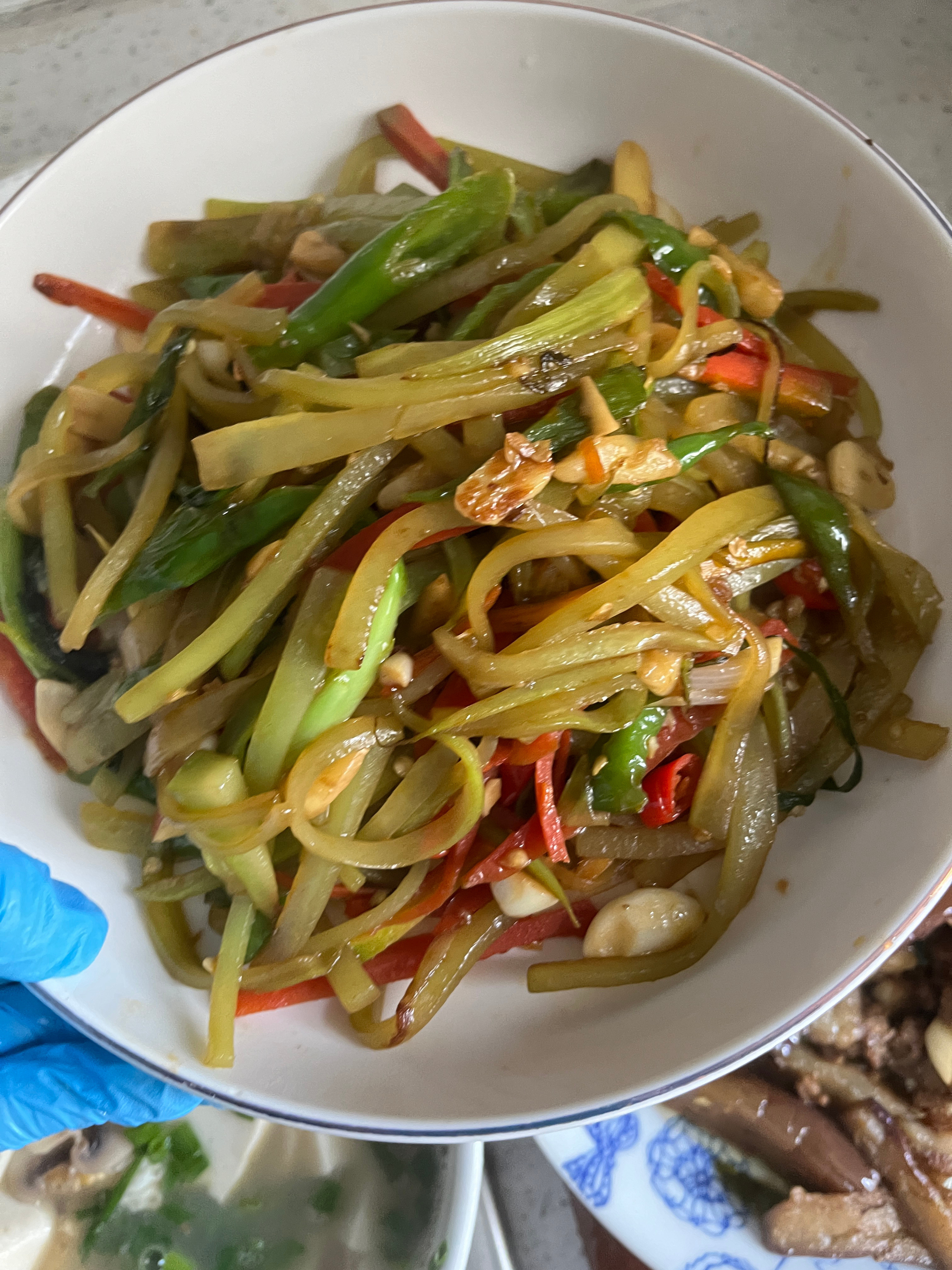 C家Day1我又新找了一家上门做饭，今天试菜。口蘑豆腐鸡蛋汤，辣炒莴笋丝，肉末