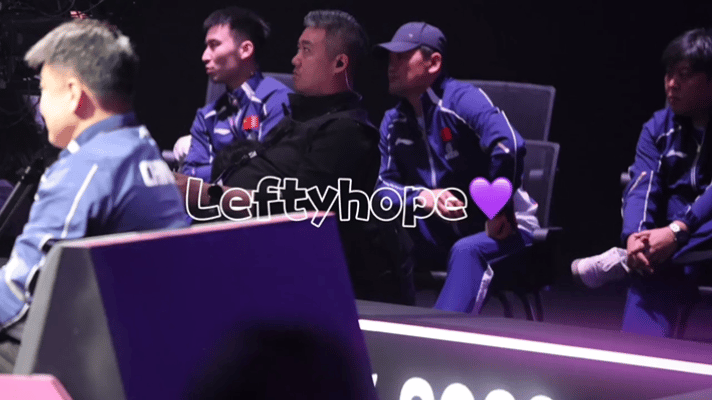 王楚钦比赛，秦指孙逊都来了，带着小将们在下面坐满座位。王楚钦3-0横扫格罗特