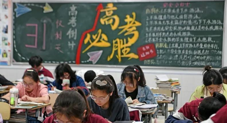 高一高二上完新课，高三几乎要花一年时间来复习迎考，而现在要求规范办学，高中实行双