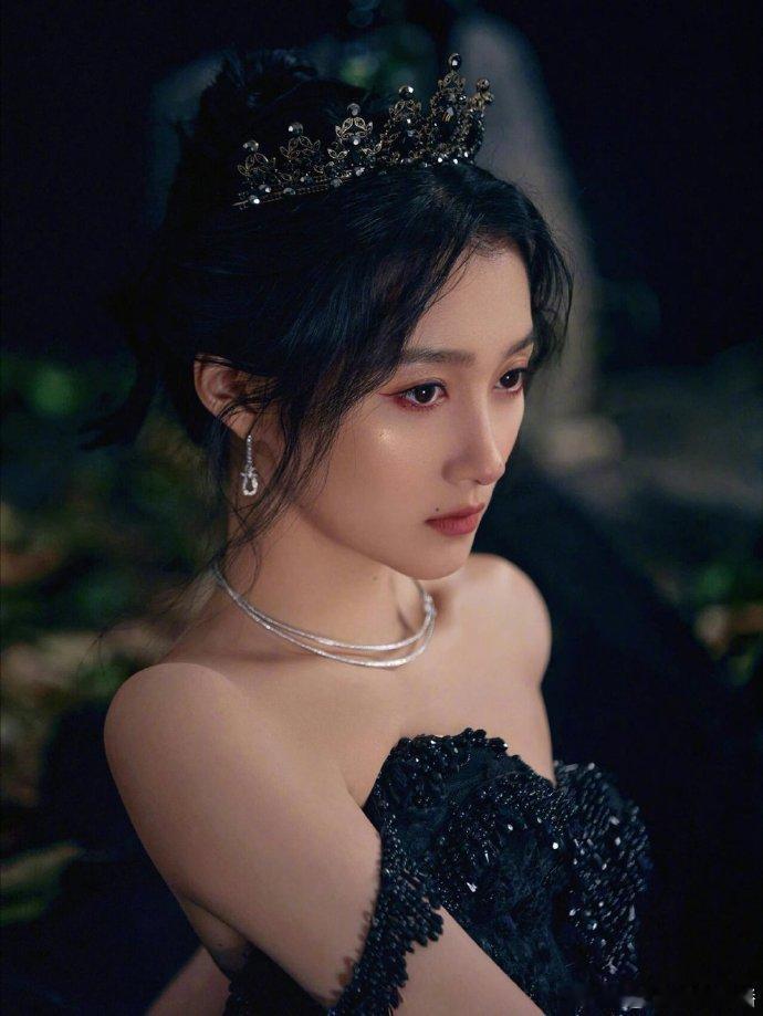 关晓彤Y3K未来感果然关晓彤可以轻松驾驭任何一种造型，这一次的机械姬妆2.0也