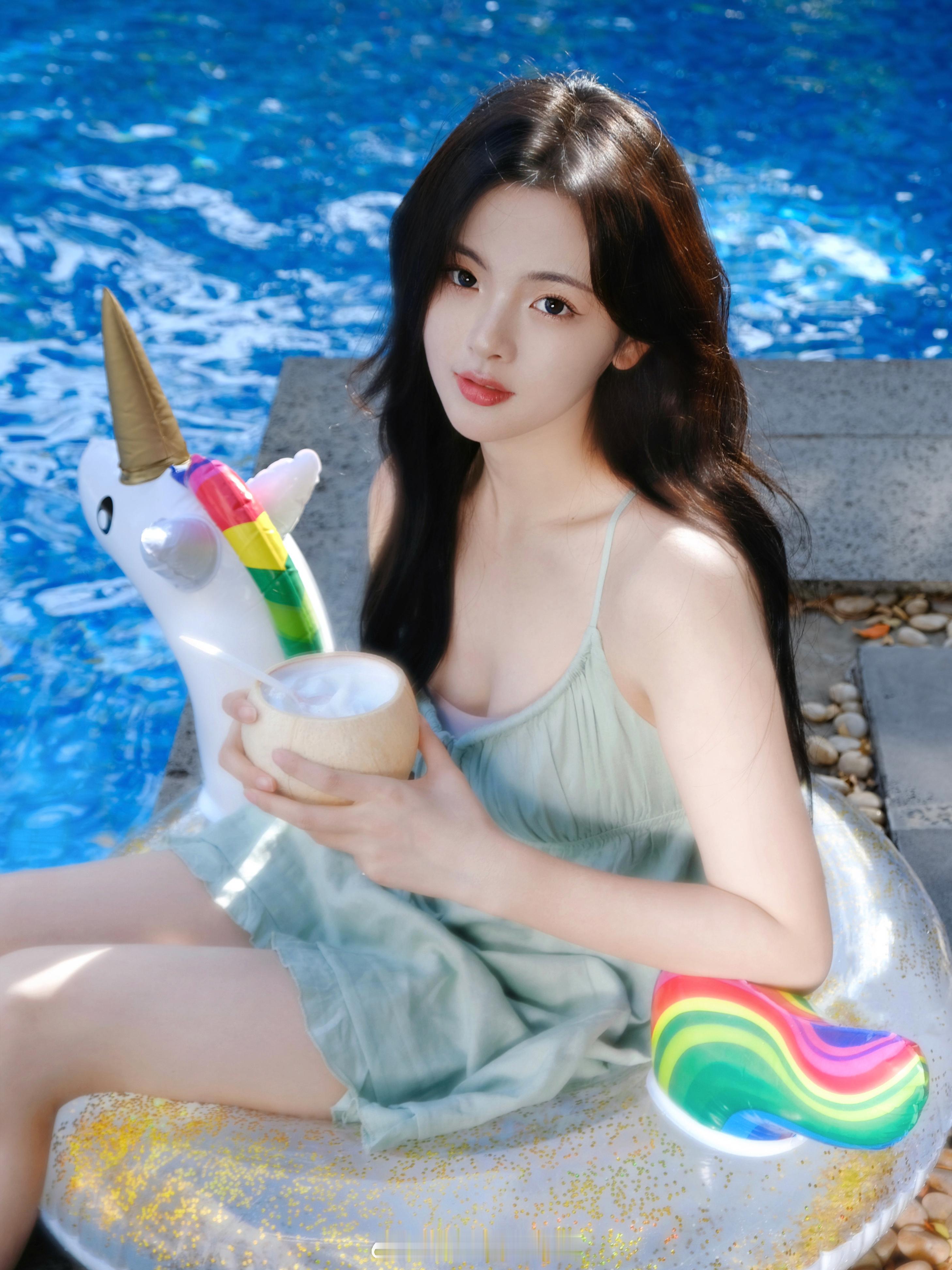 发一组杨超越的生活照穿吊带的超越妹妹好可爱​​​
