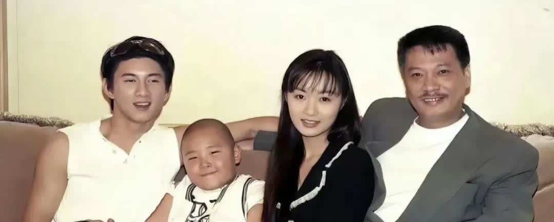 吴孟达、吴奇隆和郑家榆20多年前的一张合照，吴孟达好像从来都没有年轻过！​​​