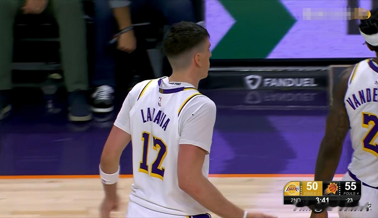 我强烈建议湖人主帅雷迪克弃用拉拉维亚！在今天湖人客场挑战太阳的上半场比赛中，拉拉