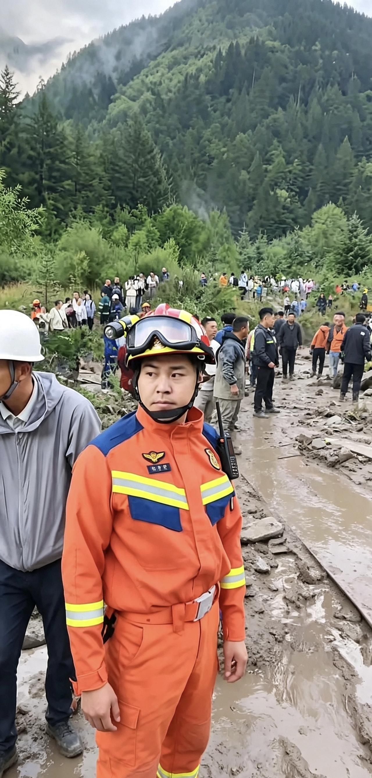九寨沟：[呲牙笑]泥石流灾害发生。引发社会各界关注，现场在各界人士的共