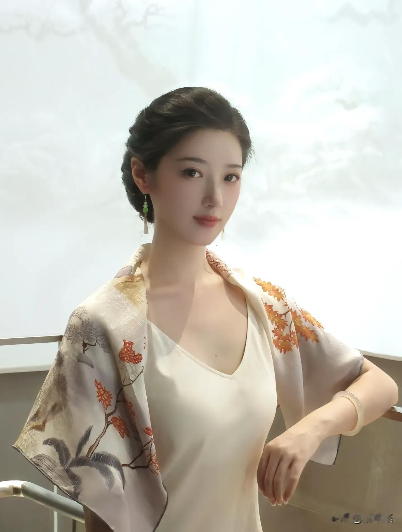 这款清新脱俗的连衣裙款式，就像夏日清风般令人舒服。