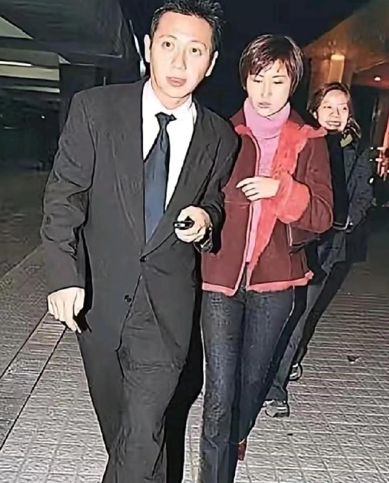 红保时捷停在马会门口，香槟沫还没擦干净，何超琼就靠在杨其龙肩上笑了。这张2025