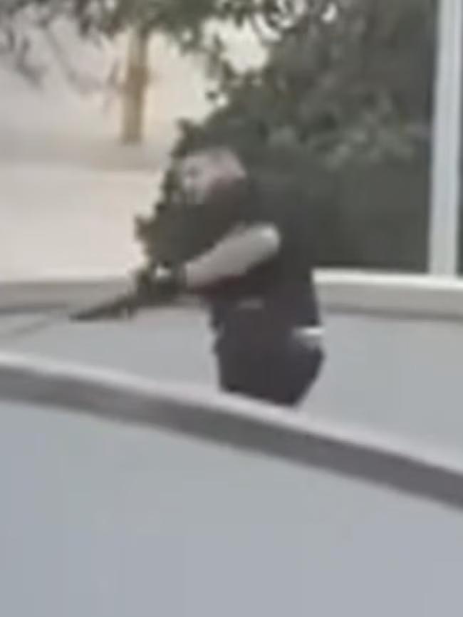 澳大利亚新南威尔士州警察局长呼吁民众保持冷静，并警告不要进行‘报复’，此前邦迪海