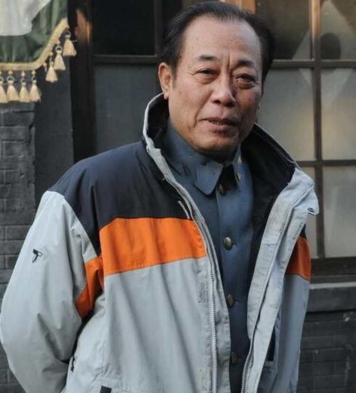 好多电视剧中，他总演的配角，是最有演技的一位男演员，有时候甚至还很会“抢戏”，但