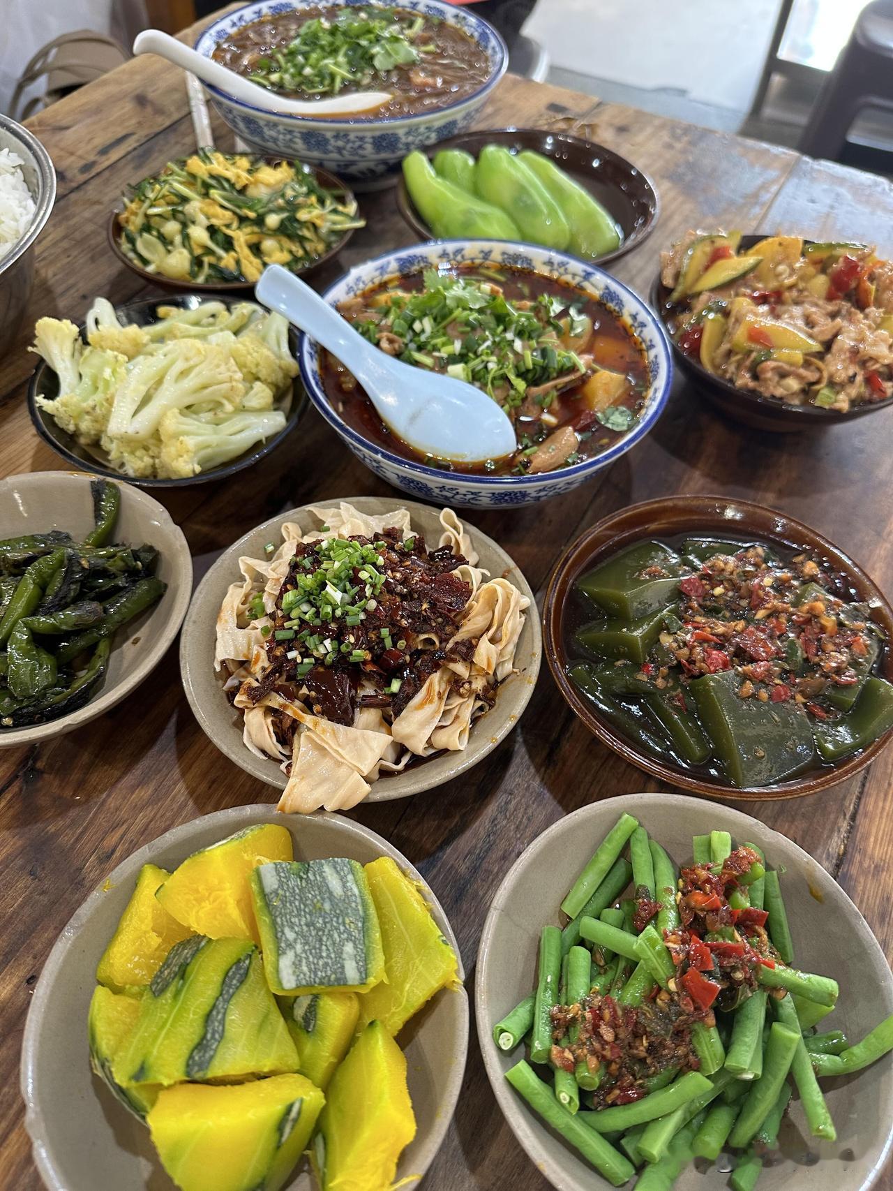 小碗菜太下饭了虎皮烧椒和肥肠土豆简直一绝，胡辣壳抄手是我心中永远的美食天花板
