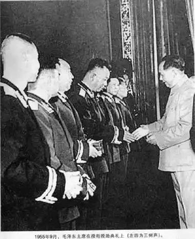 1955年全军授衔，毛主席一句话定调：“红军不下校，抗日不上将”。很多人误解“红