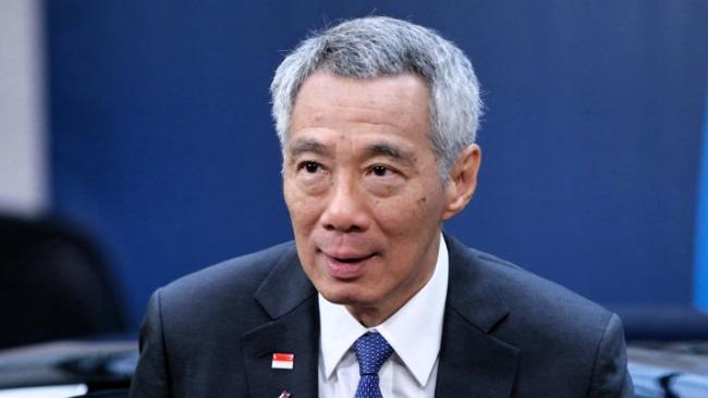 新加坡还没明白，自家的“金饭碗”怎么突然被端走了。马六甲海峡长期是新加坡掌控