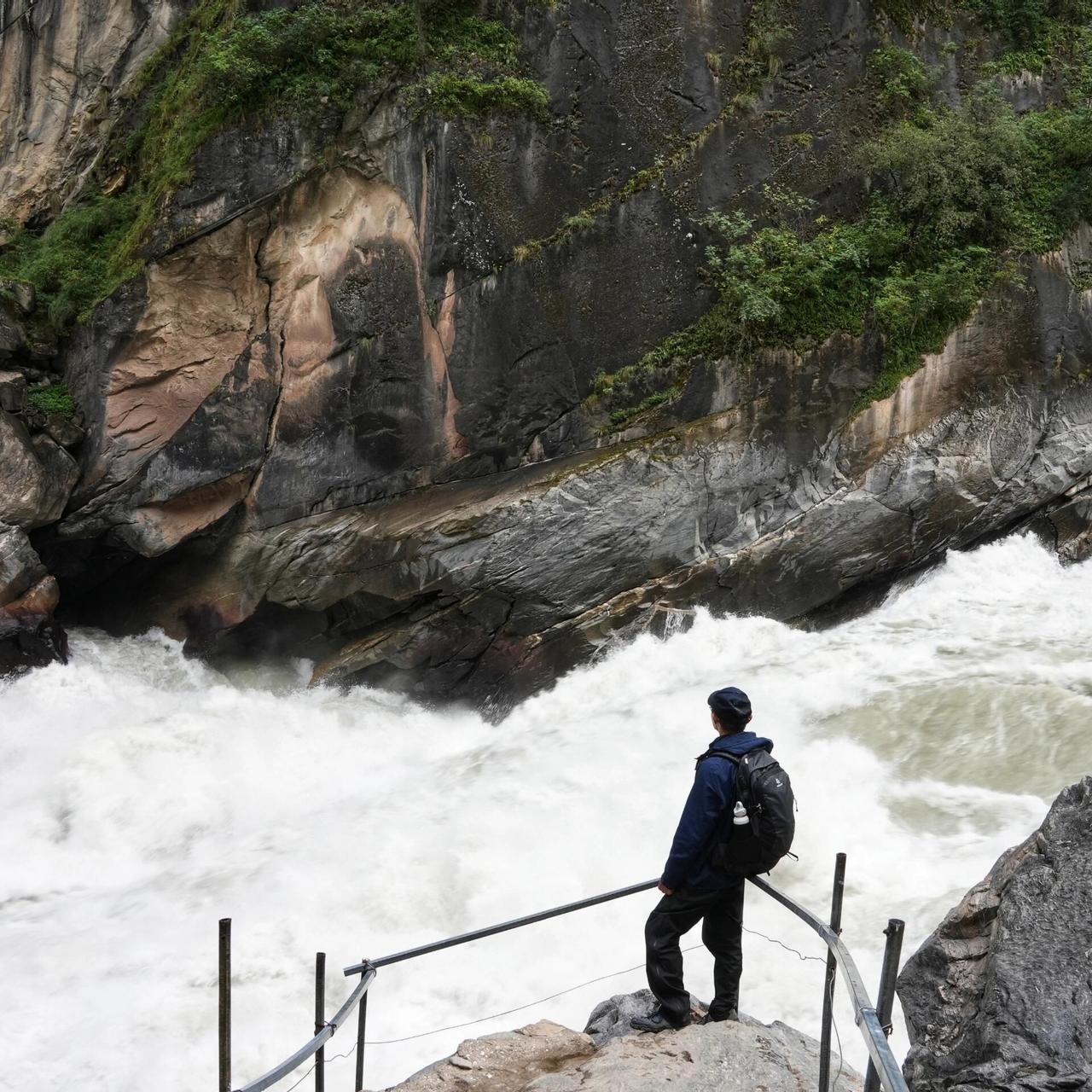 虎跳峡遇难者身份曝光，看完太揪心了！这位97年的山东小伙，是温柔又受学生爱戴